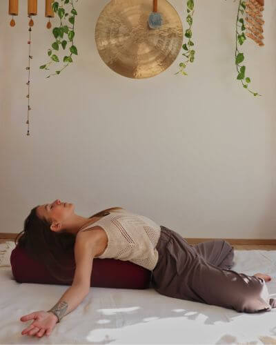 Yin Yoga Übung mit Polster