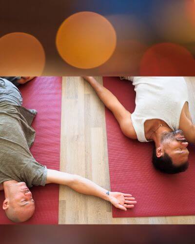 Zwei Männer in Yin Yoga Pose