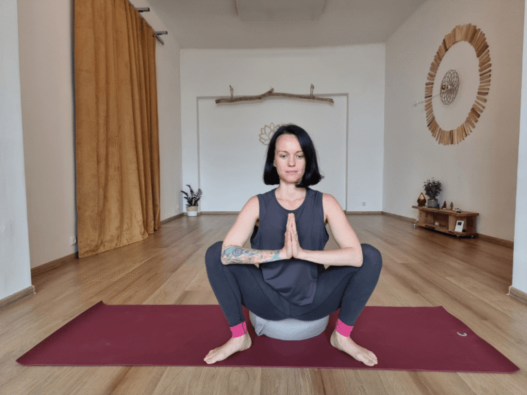 Frau in Malasana der tiefen Hocke