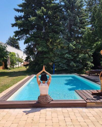 Yoga und Pool