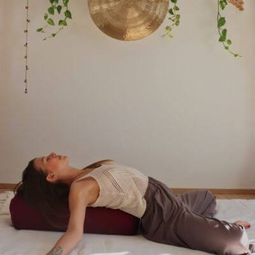 Yin Yoga Übung mit Polster