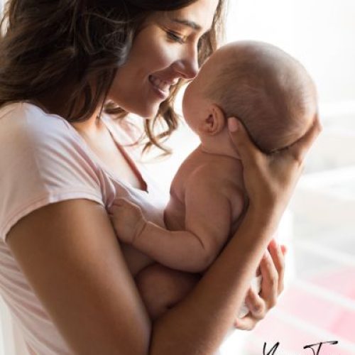 Mama mit Baby im Arm