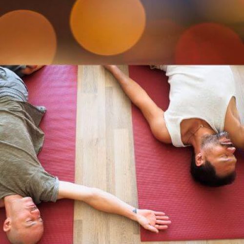 Zwei Männer in Yin Yoga Pose