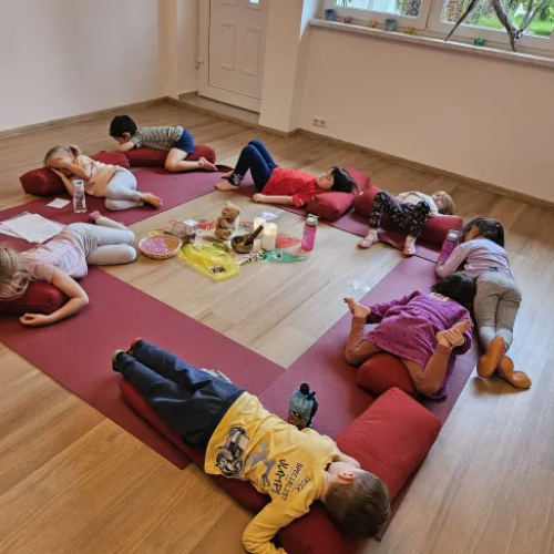 Kinderyoga Kinder im Kreis in Yoga Positionen